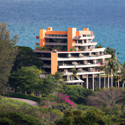 נוף פנורמי של מלון מפואר בפוקט השוכן בתוך צמחייה עבותה ומשקיף על הים התכלת.